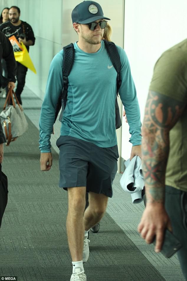 4CE4272400000578-5802191-Flying_solo_Niall_Horan_cut_a_casual_figure_in_shorts_and_traine-a-105_1528089399008.jpg