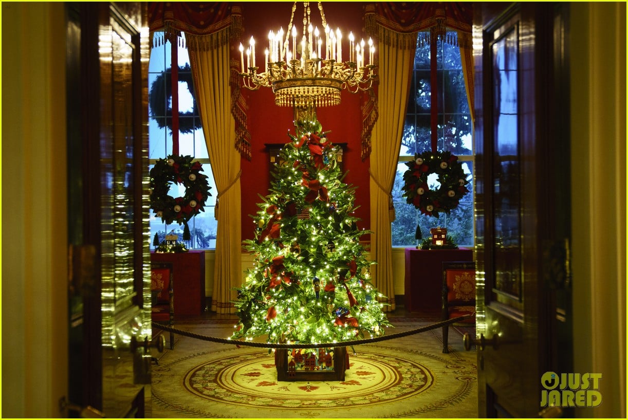 white-house-christmas-2020-decorations-04.jpg