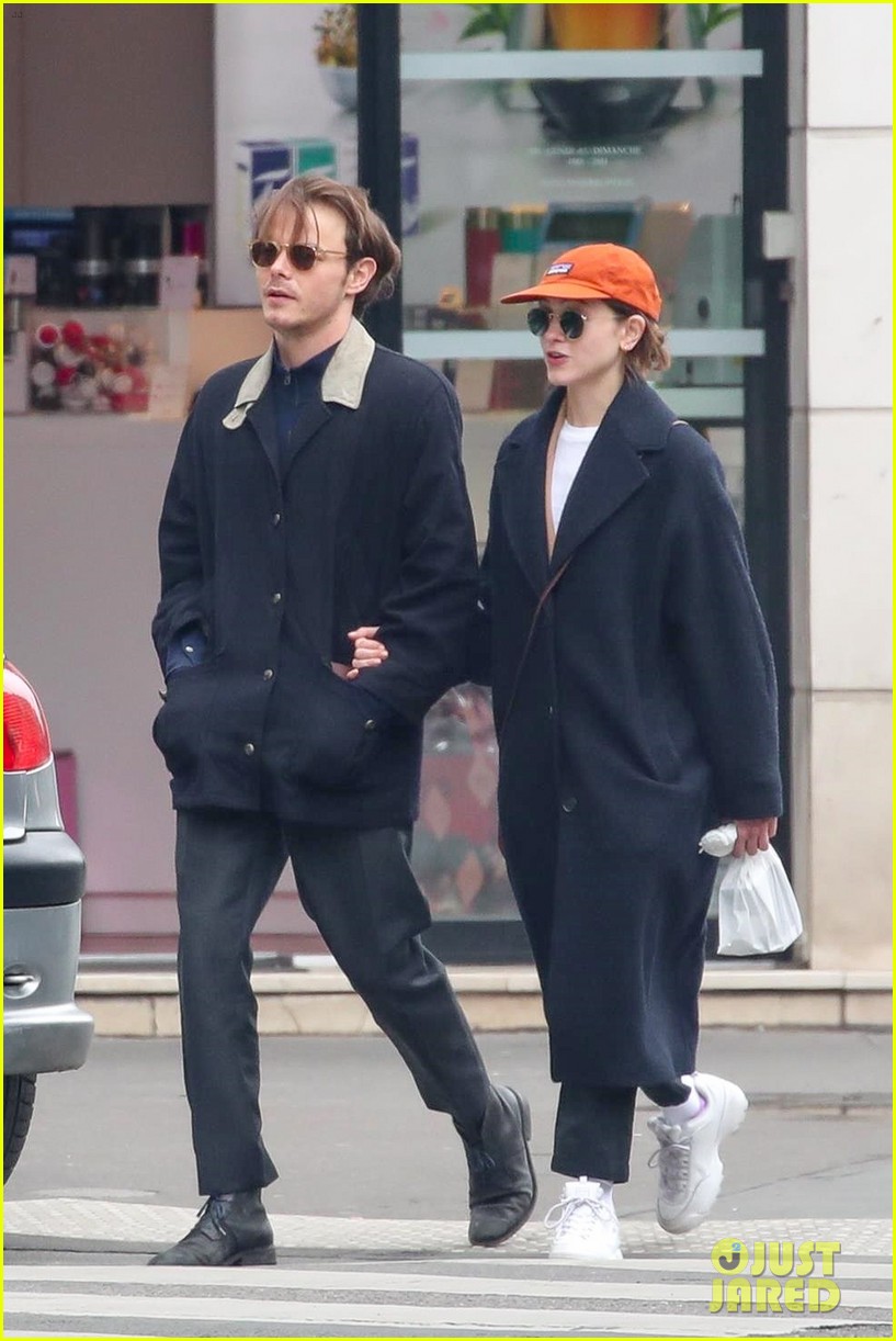 charlie-heaton-natalia-dyer-couple-up-for-afternoon-stroll-03.jpg
