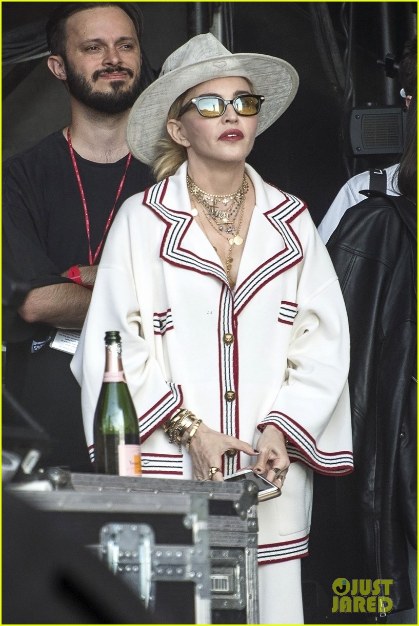 madonna-sits-frobnt-row-at-migos-concert-in-london-01.jpg