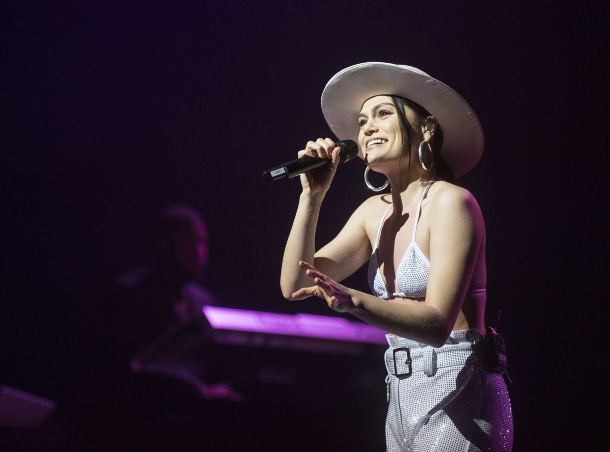 jessie-j-performs-at-new-theatre-in-oxford-11-17-2018-10.jpg
