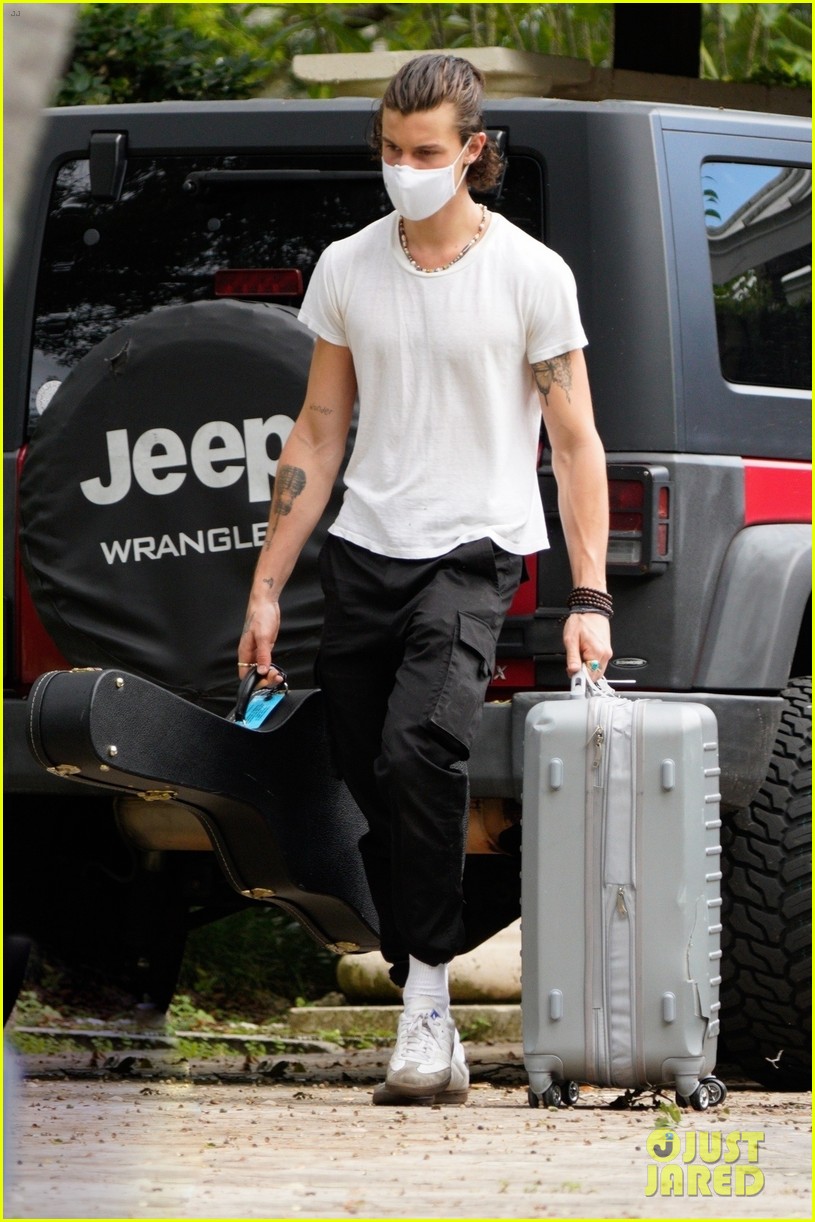 shawn-mendes-packs-up-his-ride-before-hitting-the-road-03.jpg