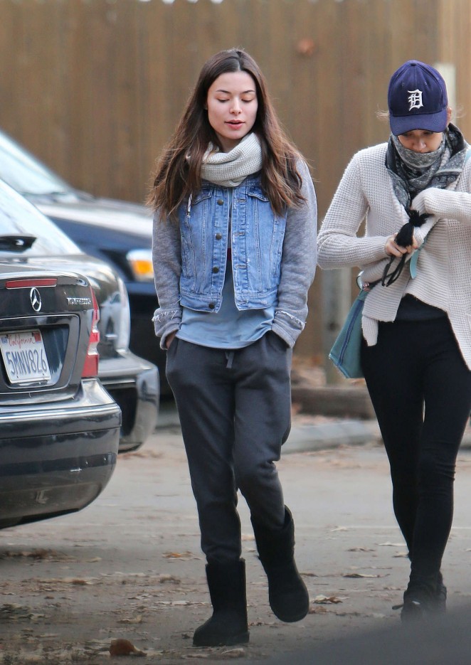 Miranda-Cosgrove-Out-and-about-in-LA--07-662x935.jpg