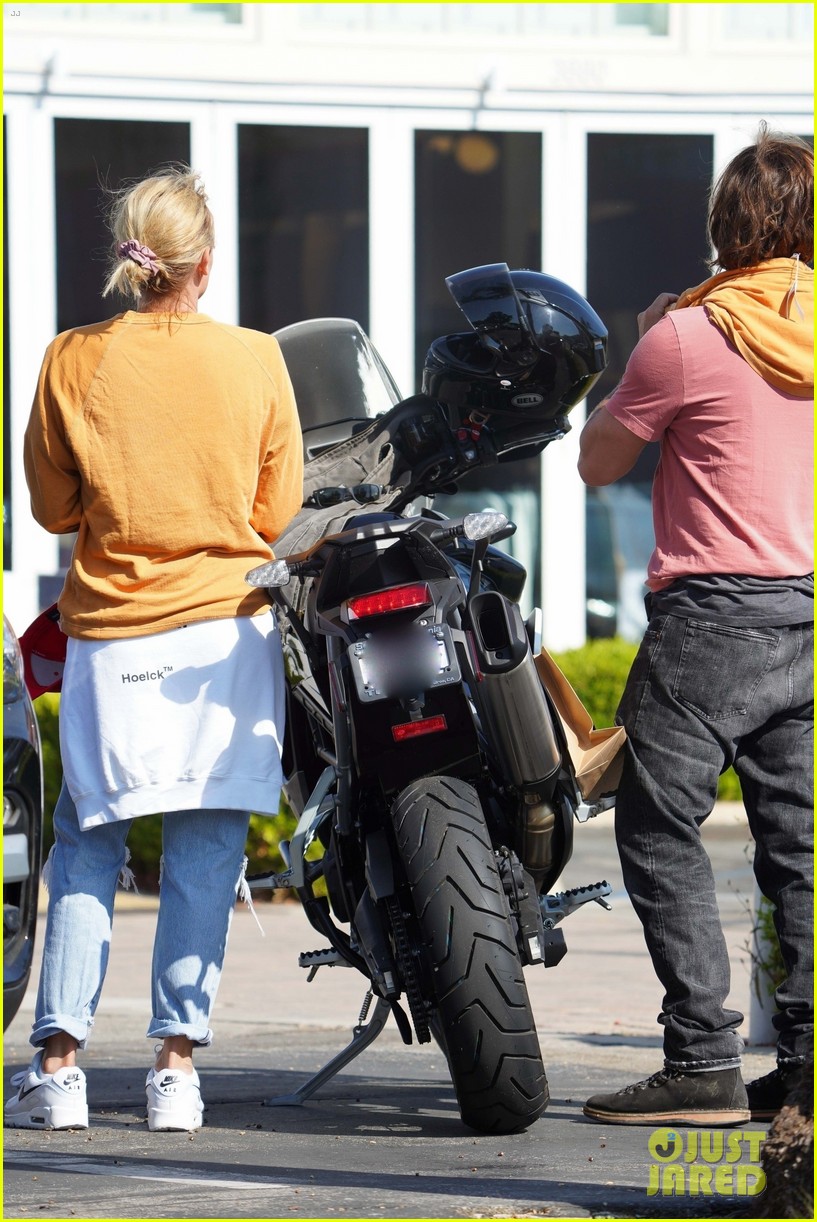 diane-kruger-norman-reedus-motorcycle-ride-while-shopping-03.jpg