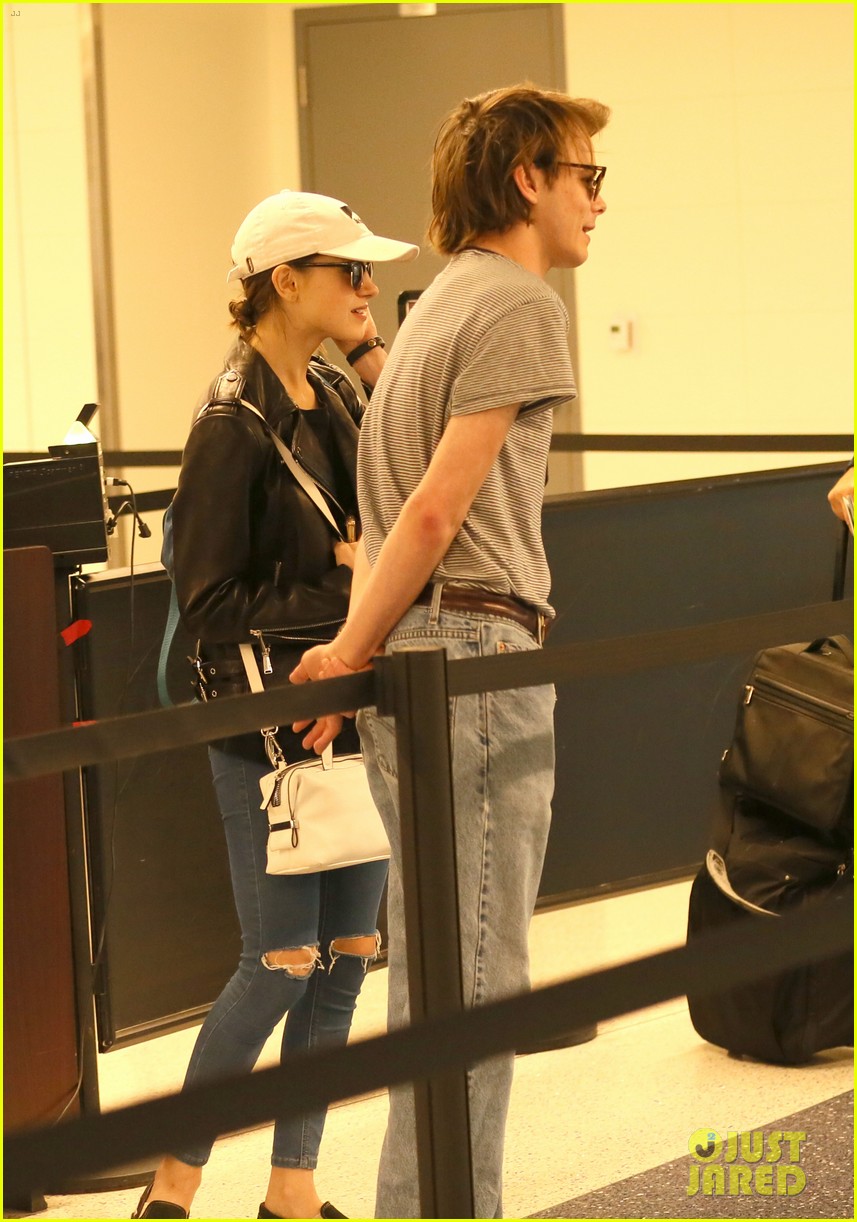 natalia-dyer-and-charlie-heaton-catch-flight-out-of-lax-after-winning-big-at-sag-awards-09.jpg