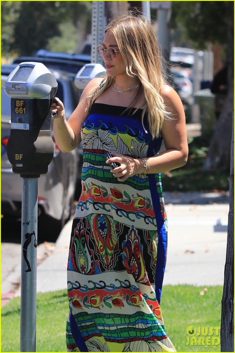 hilary-duff-dresses-her-baby-bump-in-colorful-dress-02.jpg