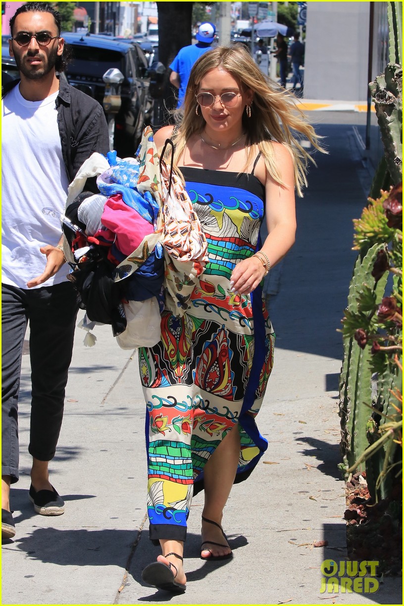 hilary-duff-dresses-her-baby-bump-in-colorful-dress-04.jpg