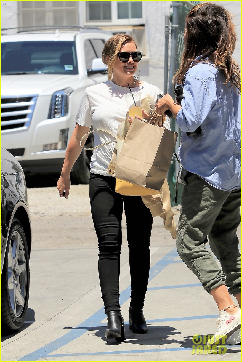 hilary-duff-covers-up-her-baby-bump-while-stepping-out-for-lunch-01.jpg