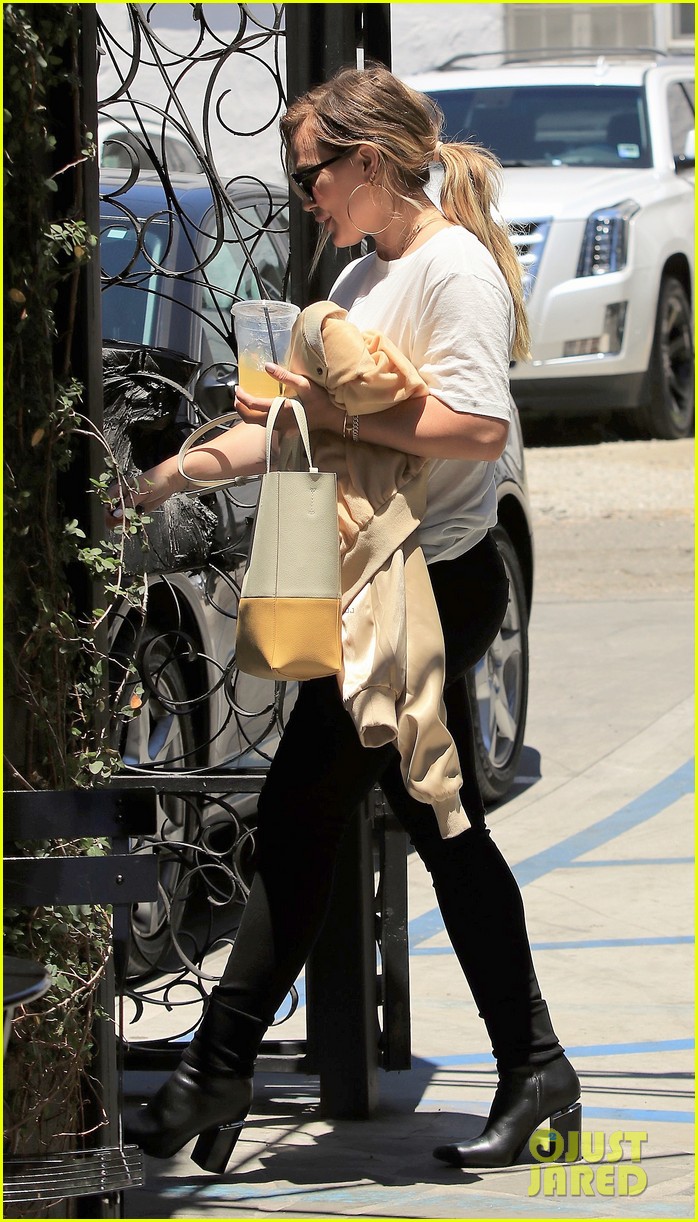 hilary-duff-covers-up-her-baby-bump-while-stepping-out-for-lunch-05.jpg
