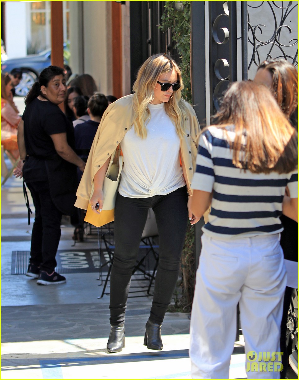 hilary-duff-covers-up-her-baby-bump-while-stepping-out-for-lunch-06.jpg