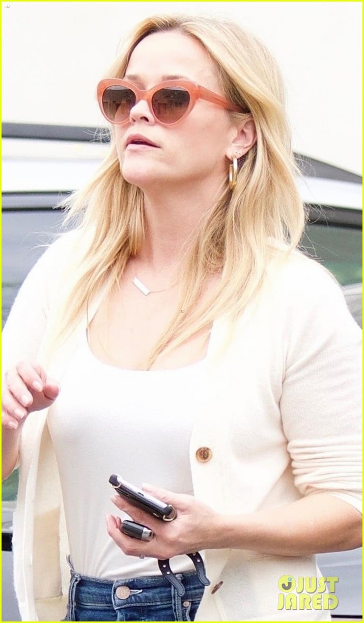 reese-witherspoon-starts-off-her-day-with-a-run-02.jpg