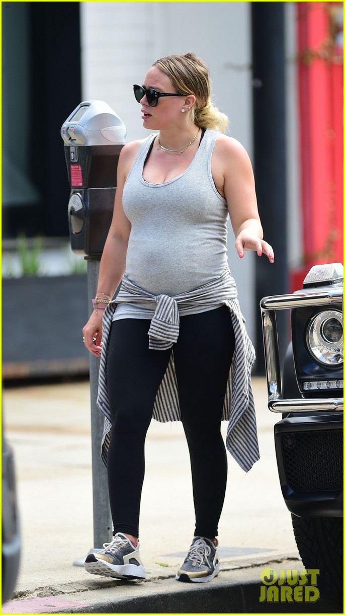 pregnant-hilary-duff-gym-workout-01.jpg