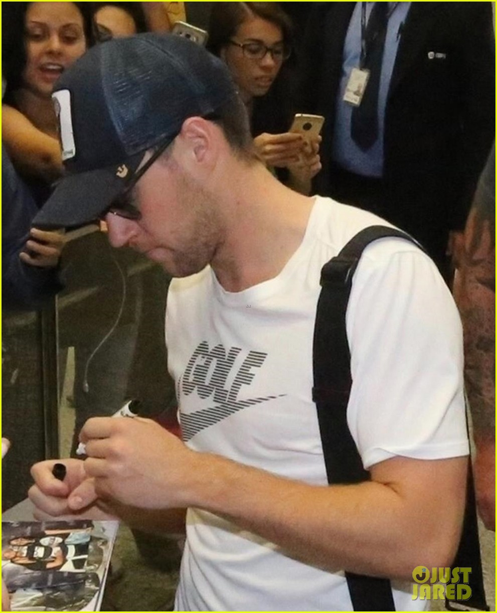 niall-horan-touches-down-in-brazil-for-his-flicker-world-tour-07.JPG