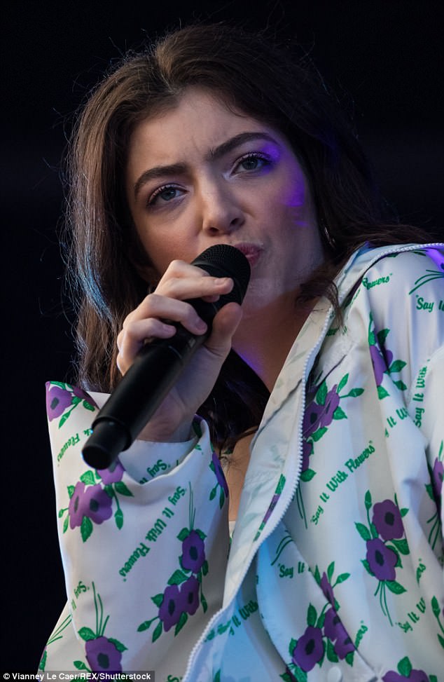 4CAA18A500000578-0-Lorde_was_in_full_voice_on_Saturday_when_she_performed_at_the_Al-m-59_1527384914395.jpg