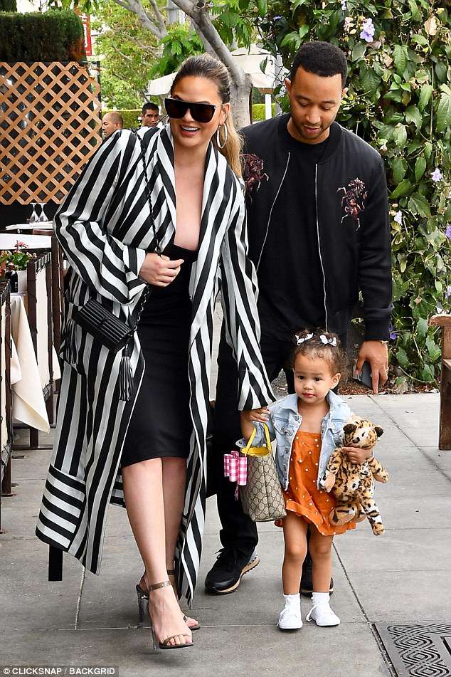 4CC434AE00000578-5789393-Just_the_three_of_us_On_Wednesday_Chrissy_Teigen_and_John_Legend-a-3_1527730003107.jpg