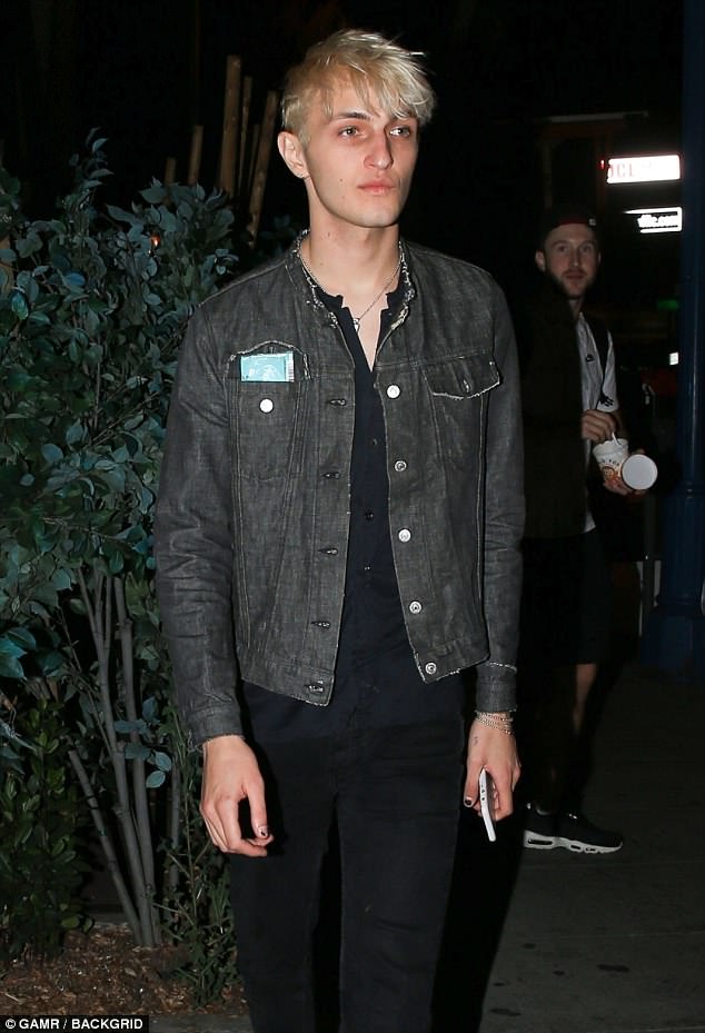 4D1A9E5200000578-5827029-The_man_in_black_Model_Anwar_Hadid_looked_serious_and_introspect-m-26_1528650428713.jpg
