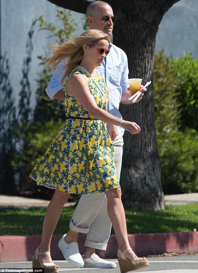 4D237DF800000578-5831423-Sunday_stroll_The_Legally_Blonde_star_wore_a_multicolored_patter-m-3_1528739933174.jpg