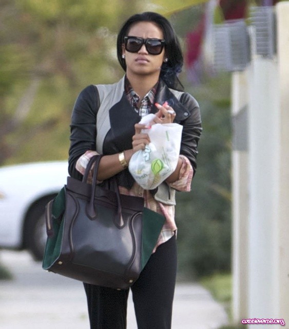 cassie_heading_to_a_nail_salon_in_west_hollywood_qjNuD5h_sized.jpg